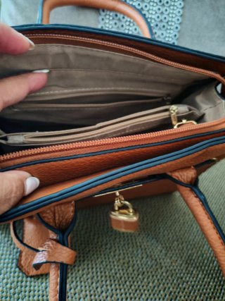 Bolso Marrón Elegante con Candado