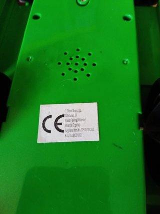 Camión de basura de juguete verde y blanco