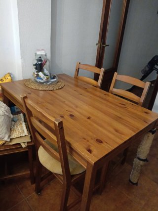 Mesa de comedor Ikea con 4 sillas