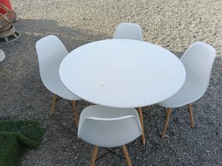 Mesa redonda blanca con 4 sillas
