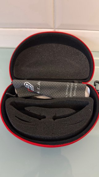 Gafas deportivas blancas y azules
