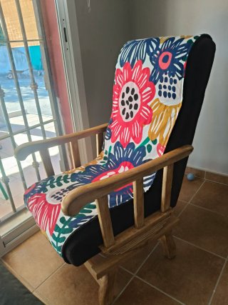 Butaca mecedora de madera con tela estampada