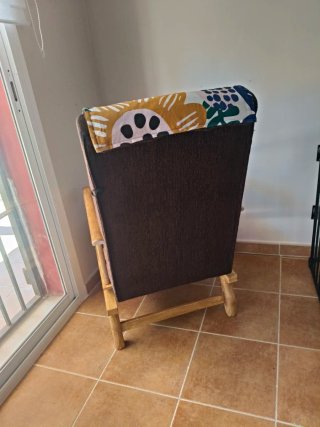Butaca mecedora de madera con tela estampada