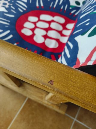Butaca mecedora de madera con tela estampada
