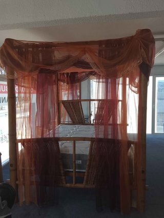 Cama con dosel de bambú y mimbre