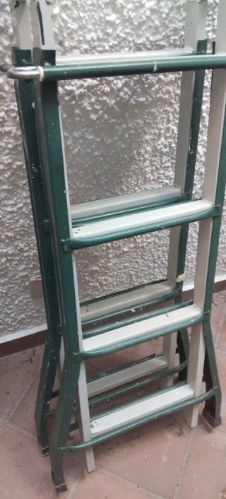 Escalera metálica plegable 4 tramos