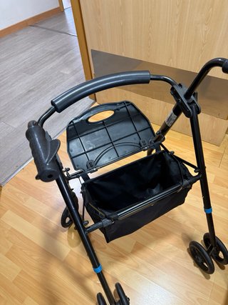 Andador con asiento y cesta regulable