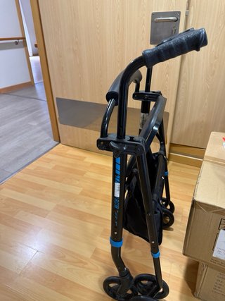 Andador con asiento y cesta regulable