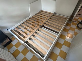 Cama blanca con cajones