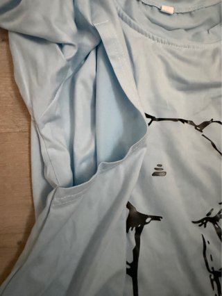 Camiseta azul con dibujo de oso