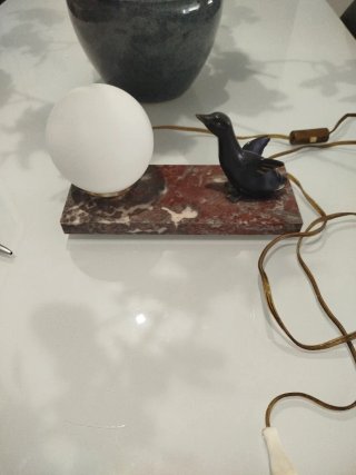 Lámpara antigua de mesa con figura de ave