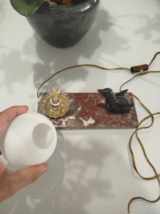 Lámpara antigua de mesa con figura de ave