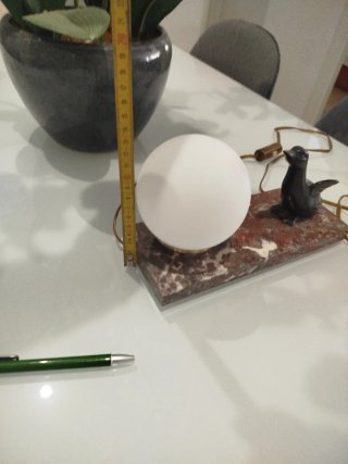 Lámpara antigua de mesa con figura de ave