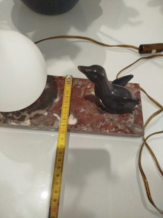 Lámpara antigua de mesa con figura de ave