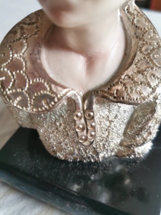 Figura niña baño plata
