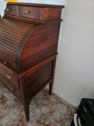 Escritorio de madera con persiana