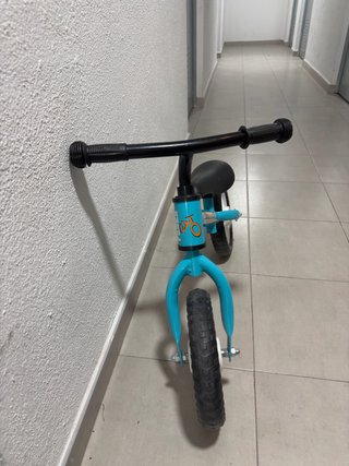 Bicicleta de equilibrio infantil azul
