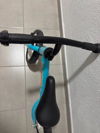 Bicicleta de equilibrio infantil azul
