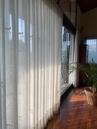 Juego de cortinas beige y blancas