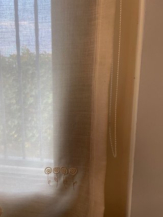 Juego de cortinas beige y blancas