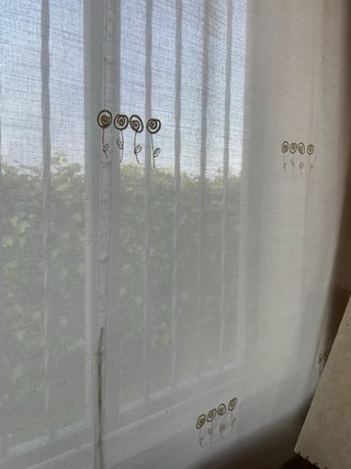 Juego de cortinas beige y blancas