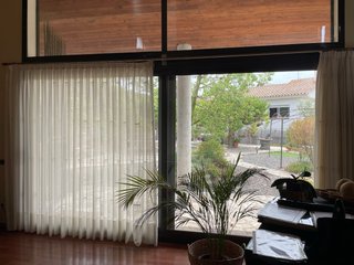 Juego de cortinas beige y blancas