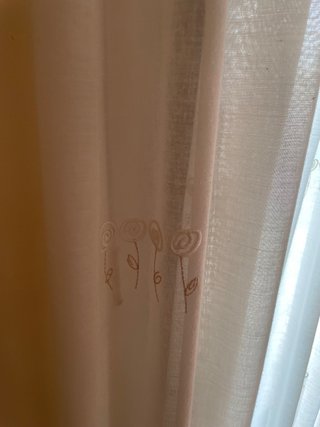 Juego de cortinas beige y blancas