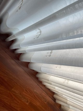 Juego de cortinas beige y blancas