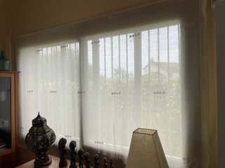 Juego de cortinas beige y blancas