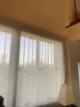 Juego de cortinas beige y blancas