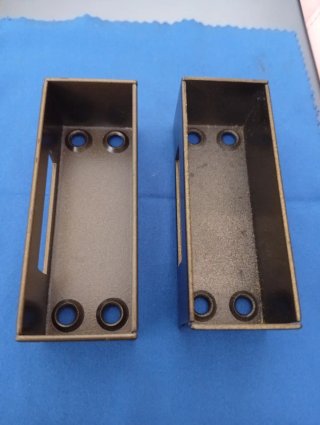 Cerradero metálico, para cerradura sobreponer