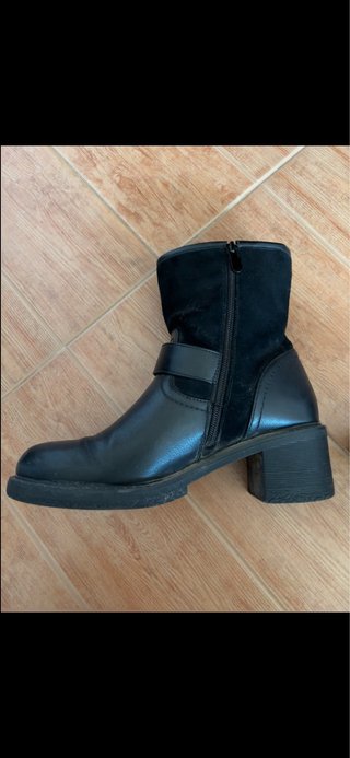 Botines negros con hebillas y plataforma