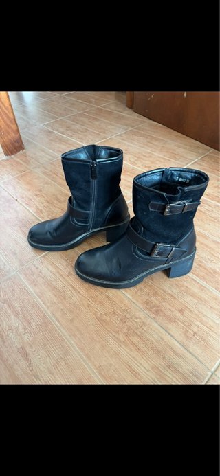 Botines negros con hebillas y plataforma