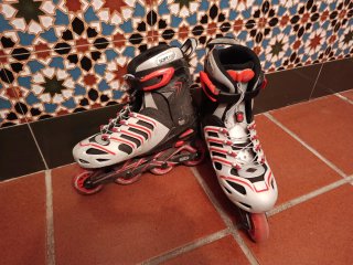 Patines en línea y bolsa de transporte