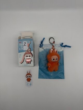 PopMart Labubu Pin For Love Z Originale