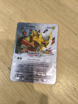 Cartas Pokémon Giratina VSTAR y Centiskorch VMAX