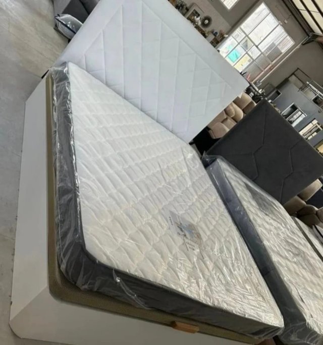Canapés de madeira com base estofada em tecido 3D respirável, altura de 33 cm