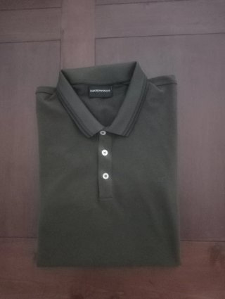 Polo Emporio Armani, talla S, color verde oliva