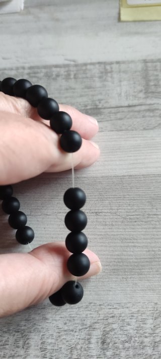 2 Pulseras Negras con Detalle Dorado