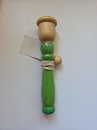 Juguete de madera con forma de oruga