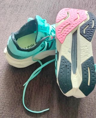 Zapatilla NB Fuelcell Propel V5. Muy bueno  Niñ@