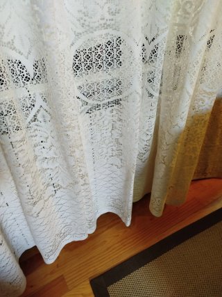 Cortina de tela beige y blanca con encaje