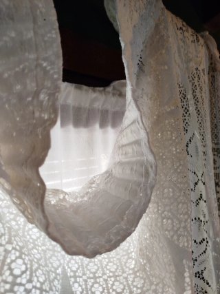 Cortina de tela beige y blanca con encaje