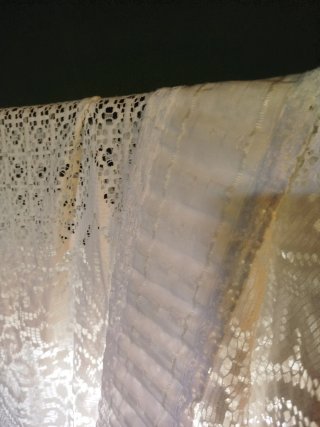 Cortina de tela beige y blanca con encaje