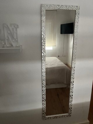 Espejo de pared plateado y blanco