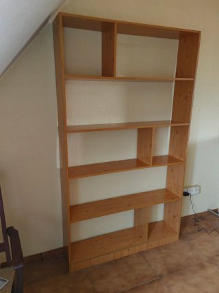 Estantería de bambú y madera