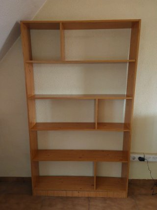Estantería de bambú y madera