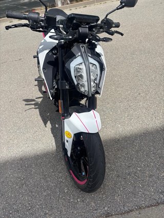 KTM Duke 125 2020 Negra y Rosa y blanca