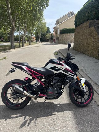 KTM Duke 125 2020 Negra y Rosa y blanca
