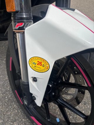 KTM Duke 125 2020 Negra y Rosa y blanca